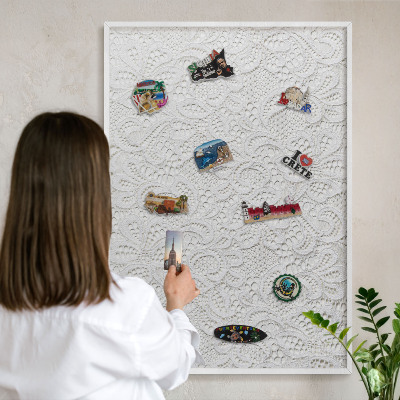 Magnetisch bord van metaal in een witte lijst Opengewerkte elegantie