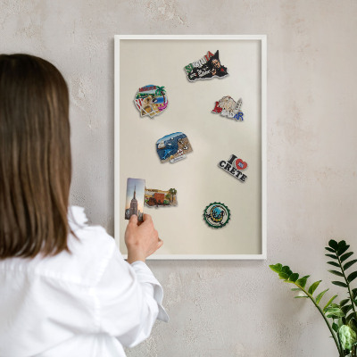 Magnetisch bord van metaal in een witte lijst Misttoon