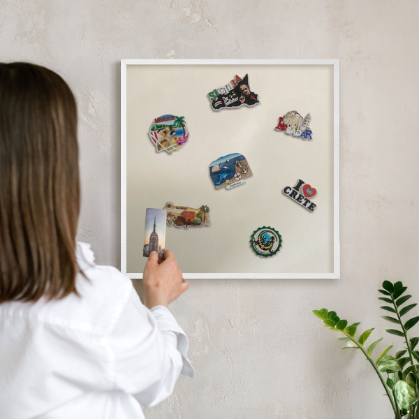 Magnetisch bord van metaal in een witte lijst Misttoon