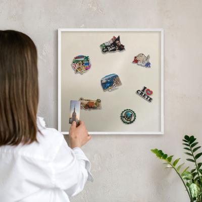 Magnetisch bord van metaal in een witte lijst Misttoon