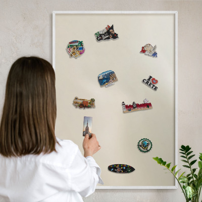 Magnetisch bord van metaal in een witte lijst Misttoon