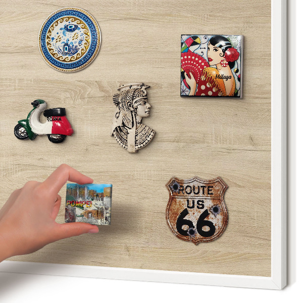 Magnetisch bord voor de muur met witte lijst Houten achtergrond