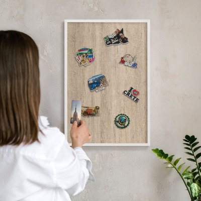 Magnetisch bord voor de muur met witte lijst Houten achtergrond