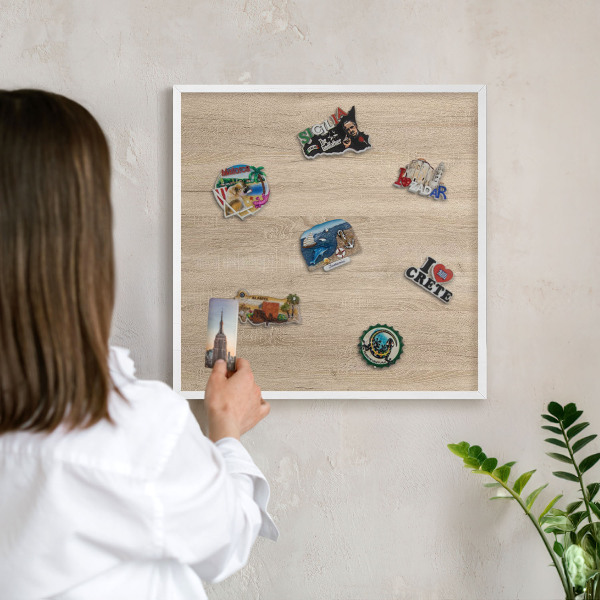 Magnetisch bord voor de muur met witte lijst Houten achtergrond