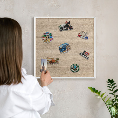 Magnetisch bord voor de muur met witte lijst Houten achtergrond