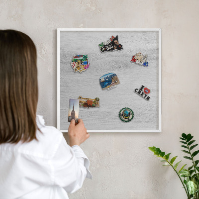 Magnetisch bord voor de muur met witte lijst Houten constructie