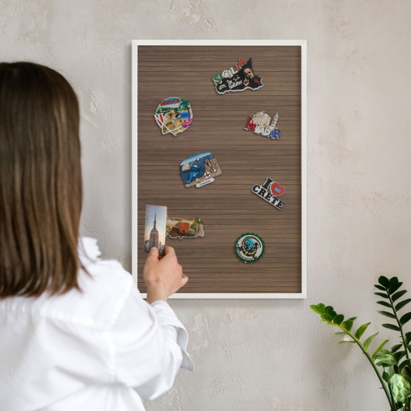 Magnetisch bord van metaal in een witte lijst Houten achtergrond