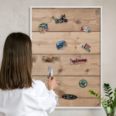 Magnetisch bord van metaal in een witte lijst Houtstructuur