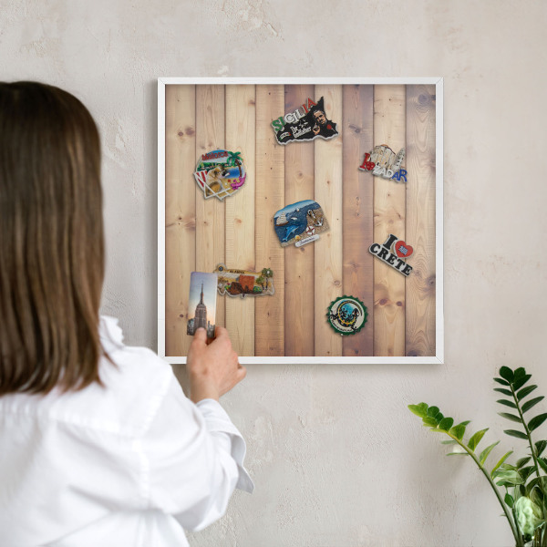 Magnetisch bord van metaal in een witte lijst Houten planken