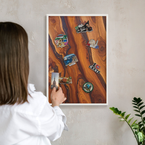 Magnetisch bord van metaal in een witte lijst Houten ringen