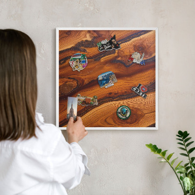Magnetisch bord van metaal in een witte lijst Houten ringen