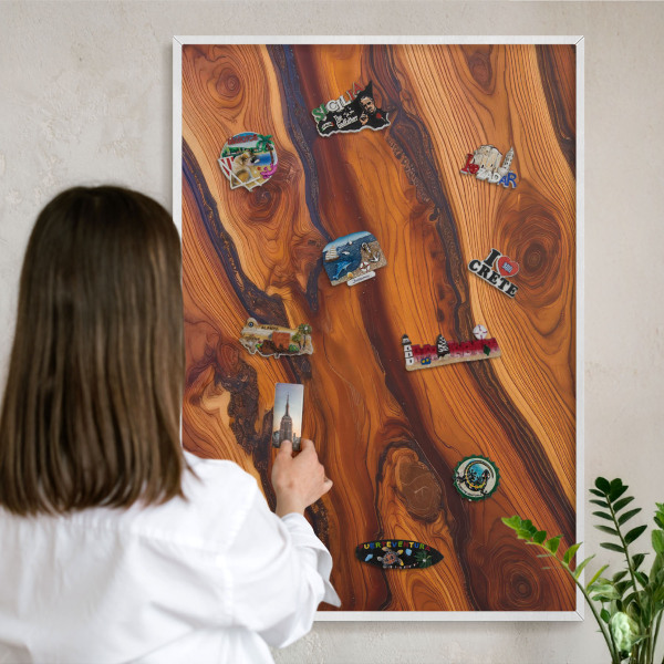 Magnetisch bord van metaal in een witte lijst Houten ringen