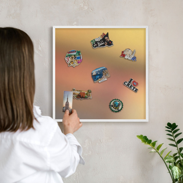 Magnetisch bord van metaal in een witte lijst Kleurrijke gloed