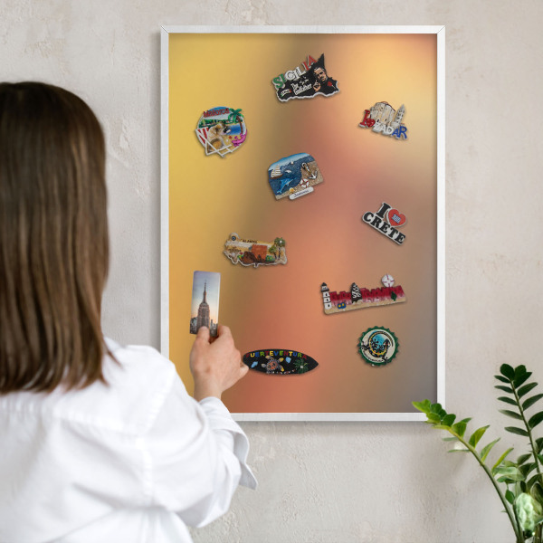 Magnetisch bord van metaal in een witte lijst Kleurrijke gloed