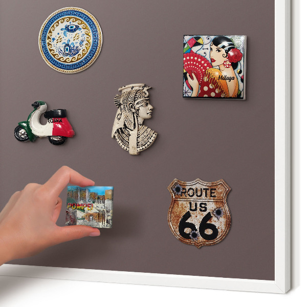 Magnetisch bord van metaal in een witte lijst Vervaagd bruin
