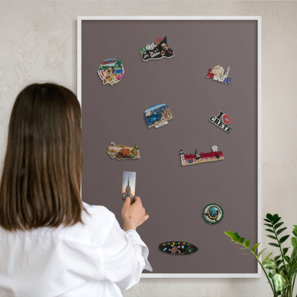 Magnetisch bord van metaal in een witte lijst Vervaagd bruin