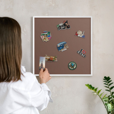 Magnetisch bord van metaal in een witte lijst Bruine kleur