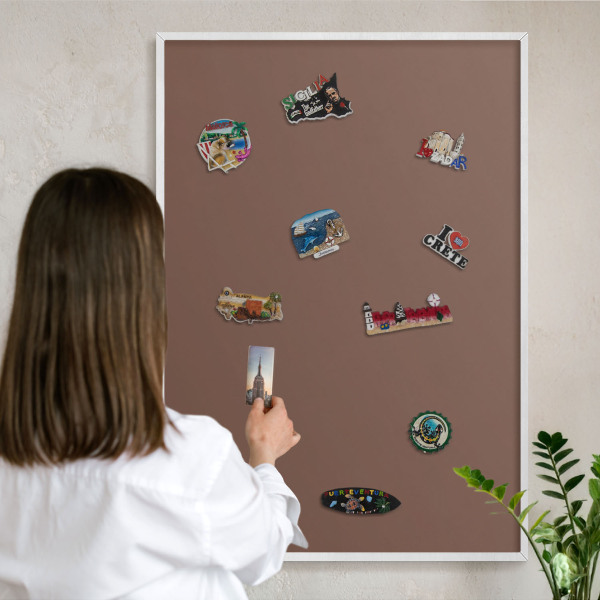 Magnetisch bord van metaal in een witte lijst Bruine kleur