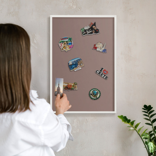 Magnetisch bord van metaal in een witte lijst Pastelbruin