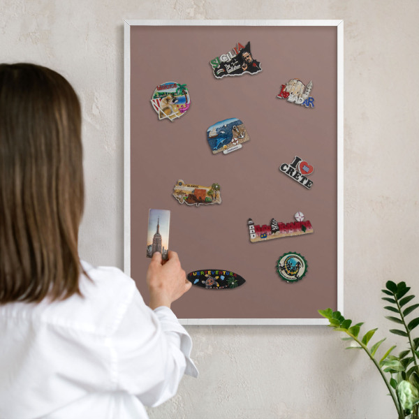 Magnetisch bord van metaal in een witte lijst Pastelbruin