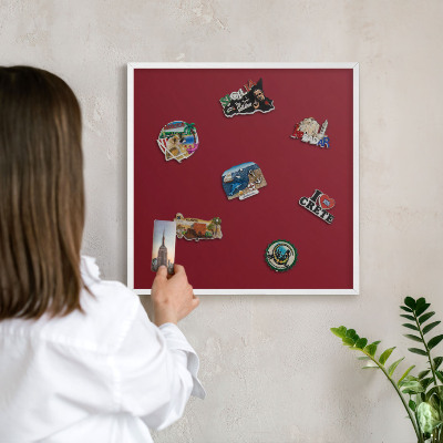 Magnetisch bord van metaal in een witte lijst Levendig bordeauxrood