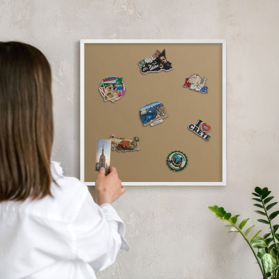 Magnetisch bord van metaal in een witte lijst Bruine kleur