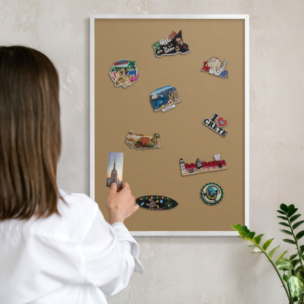 Magnetisch bord van metaal in een witte lijst Bruine kleur