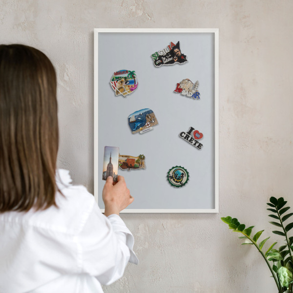 Magnetisch bord van metaal in een witte lijst Lichtgrijs