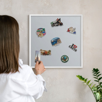 Magnetisch bord van metaal in een witte lijst Lichtgrijs