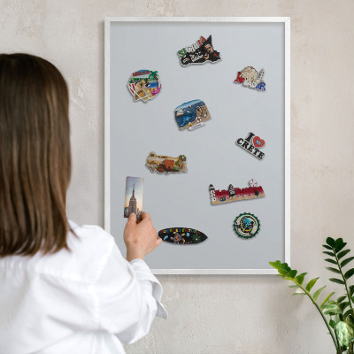 Magnetisch bord van metaal in een witte lijst Lichtgrijs