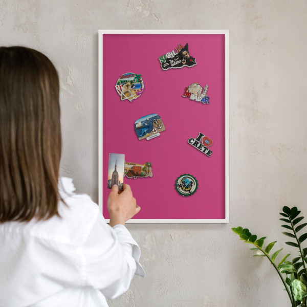 Magnetisch bord van metaal in een witte lijst Intens roze