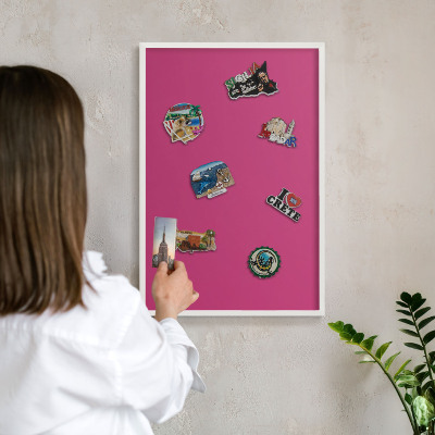 Magnetisch bord van metaal in een witte lijst Intens roze