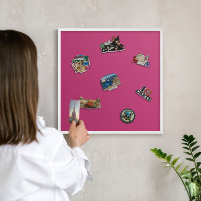 Magnetisch bord van metaal in een witte lijst Intens roze