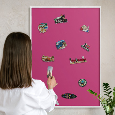 Magnetisch bord van metaal in een witte lijst Intens roze