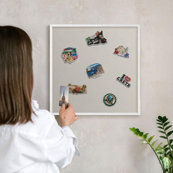Magnetisch bord van metaal in een witte lijst Warme steen