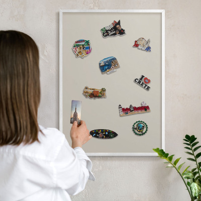 Magnetisch bord van metaal in een witte lijst Warme steen