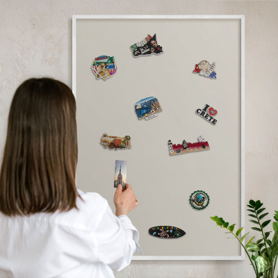 Magnetisch bord van metaal in een witte lijst Warme steen