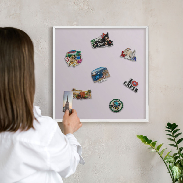 Magnetisch bord van metaal in een witte lijst Licht lila