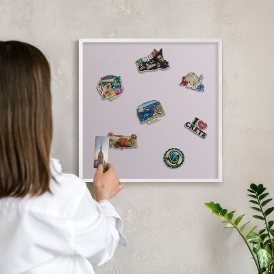 Magnetisch bord van metaal in een witte lijst Licht lila