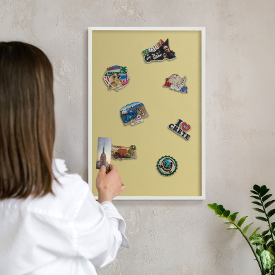 Magnetisch bord van metaal in een witte lijst Vintage geel