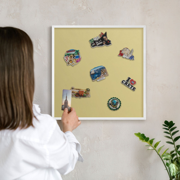 Magnetisch bord van metaal in een witte lijst Vintage geel