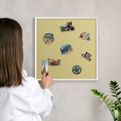 Magnetisch bord van metaal in een witte lijst Vintage geel