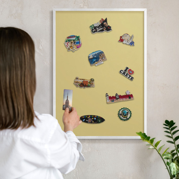 Magnetisch bord van metaal in een witte lijst Vintage geel