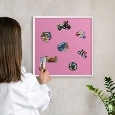 Magnetisch bord van metaal in een witte lijst Koel roze