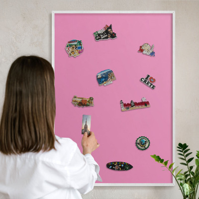 Magnetisch bord van metaal in een witte lijst Koel roze