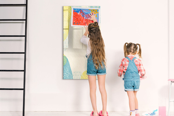 Decoratief glazen wandbord beschrijfbaar en magnetisch Een creatieve ruimte voor herinneringen en foto's
