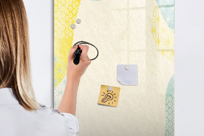 Decoratief glazen wandbord beschrijfbaar en magnetisch Een creatieve ruimte voor herinneringen en foto's