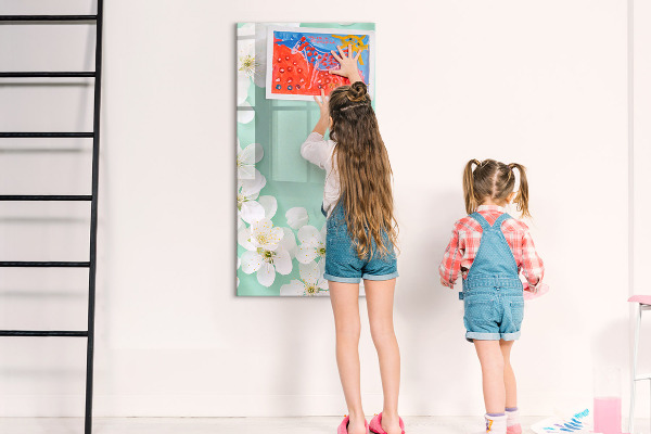 Decoratief glazen wandbord beschrijfbaar en magnetisch Creatief moodboard met een bloemenmotief