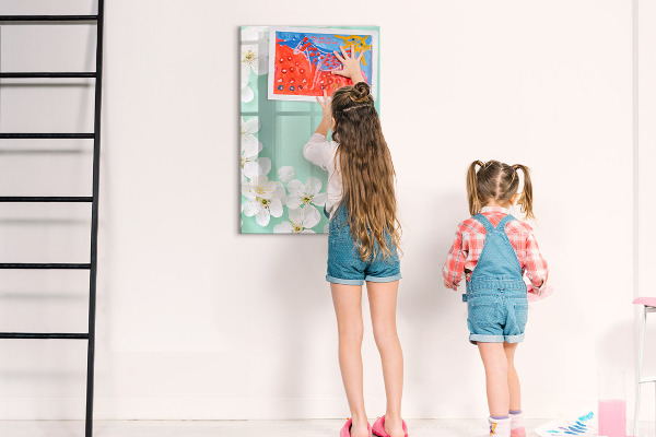 Decoratief glazen wandbord beschrijfbaar en magnetisch Creatief moodboard met een bloemenmotief