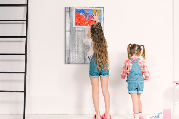 Decoratief glazen wandbord beschrijfbaar en magnetisch Een prikbord voor het ophangen van foto's en notities.